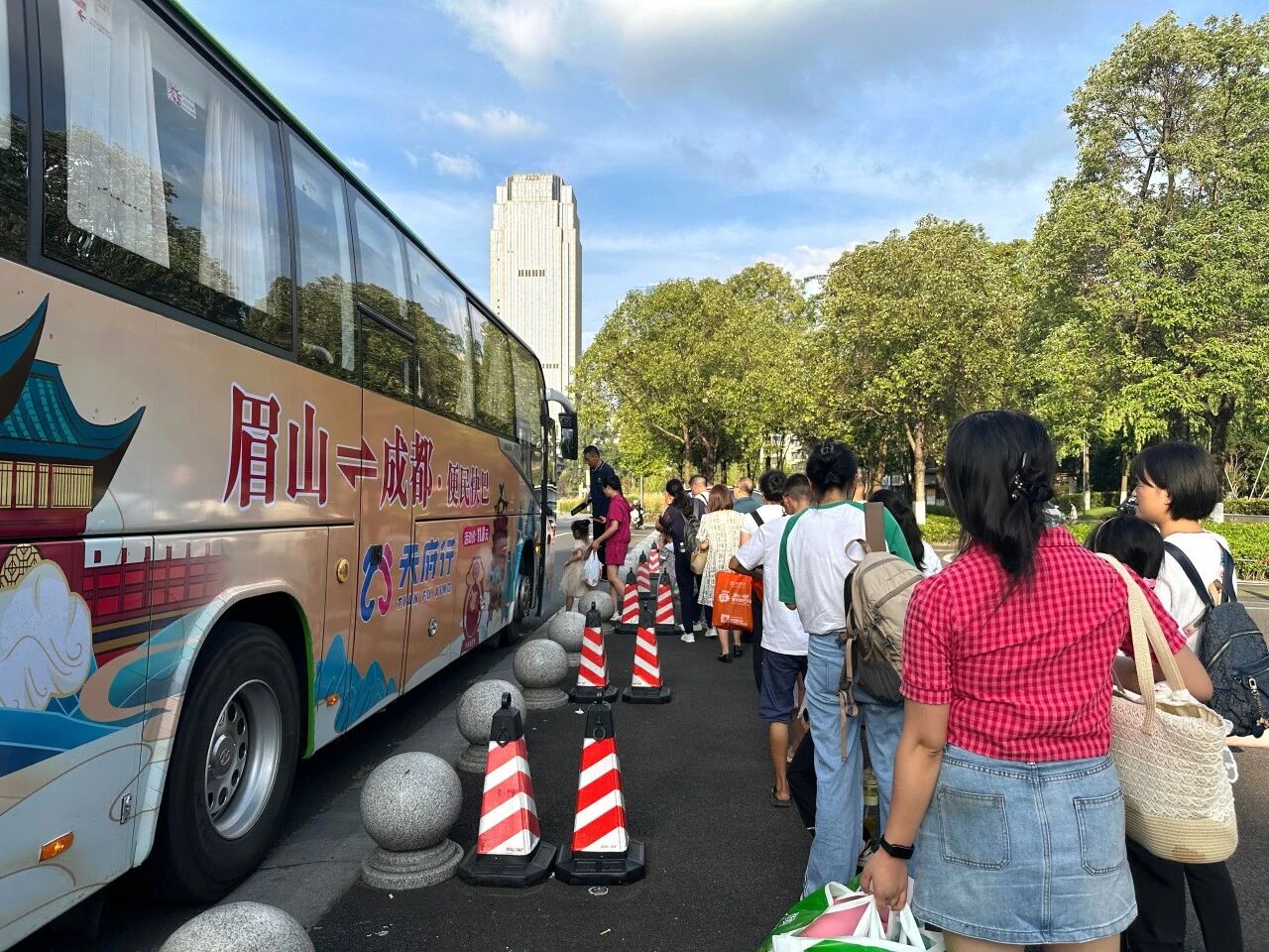 天府行便民快巴获新华社权威报道：让“双城记”更便捷，跑出民生幸福“加速度”！